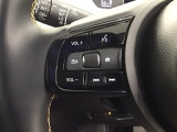 ステアリングにオーディオ操作スイッチが付いています。オーディオ画面に直接タッチしなくても操作が出来ますので、運転に集中できます。