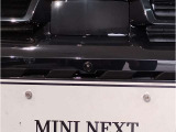 【バックモニター】&rdquo;R&rdquo;レンジにシフトチェンジして頂くとバックカメラとセンサーが起動し駐停車時の運転をサポートします。
