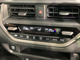 【オートエアコン】一度お好みの温度に設定すれば、車内の温度を検知し風量や温度を自動で調整。暑い&hellip;寒い&hellip;と何度もスイッチ操作をする必要はありません。快適な車内空間には必須の機能ですね♪