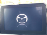 【マツダコネクトナビ】車内の雰囲気にマッチした一体型タイプのナビ。各種車輌設定やBluetooth再生等、様々な機能が楽しめます。直感的なダイヤル操作が可能で、使い勝手も良好です。