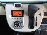 インパネシフトで操作性が良好で足元もスッキリしています。室内の希望温度を設定すると、自動的にヒーターやクーラーの温度調整や風量調整などを行うオートACを装着★☆★