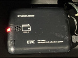 【ETC】有料道路を利用する際に料金所で停止することなく通過できる、ETC車載器(ノンストップ自動料金収受システム機器)が装備されています。セットアップを行うことで利用可能になります。