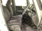 女性でも運転がしやすいように、シートの高さ調整機能(シートリフター)がついています。運転席と助手席の間が空いている為、助手席側への移動がスムーズです。交通量の多い道でも助手席側から乗り降りができます。