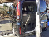 テールゲートは人が乗り降りする時のヨコ開きと、荷物を載せる時は通常のタテ開きの、2通りの開閉ができる、わくわくゲートです。