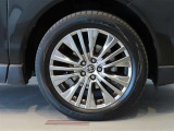 純正のアルミホイール装着車です。タイヤサイズは225/55R19です。