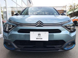 フロントウィンドウ内の小型カメラで前方の状況を分析。対向車や前方車両を感知した場合は、ハイビームとロービームを自動で切り換え、他車を眩惑することなく、夜間走行の安全性を高めます。