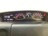 スピードメーターとタコメーターを大きく配した見やすいメーター部になっています。左側のインフォメーション画面でオドメーターや燃費などの情報を確認できます。