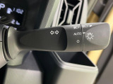 【オートライト】周りの明るさに応じて自動でヘッドライトの点灯・消灯ができる機能です!ライトの付け忘れ・消し忘れなどが無くなり、雨の日や夕方の走行も安心!トンネル通過時も便利ですね♪