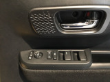 電動格納式リモコンドアミラーと、パワーウィンドウスイッチ等は運転席ドアにあります。