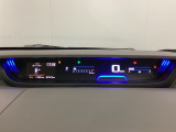 デジタル表示のスピードメーターとタコメーターを大きく配した見やすいメーター部になっています。左側のインフォメーション画面でオドメーターや燃費などの情報を確認できます。