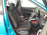 フロント広々、セパレートシートの運転席は、ハイトアジャスターが付いているので、快適にドライブができます。ハンドルはチルトステアリングで、ハンドル位置を上下に調節できます。