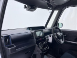 ダイハツのお店では、ダイハツ車を知り尽くしたプロフェッショナルが、専用の診断機器を使って各システムを点検しております。