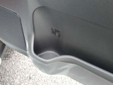 運転席側のドア内部に埋め込み式のドリンクホルダーがございます。