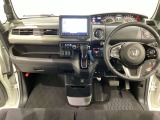 車内は光触媒抗菌消臭施工済です。スタイリッシュなデザインでスポーティなインパネ周りを演出します。グローブボックスやカップホルダーのほかにトレーなどたくさんの収納スペースが付いています。