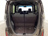 開口部も広く荷物の積み下ろしもしやすいお車となっております。シートの背もたれは5:5の割合で背もたれを可倒でき、前後のシートスライドもできるので荷室をひろげることができます。