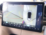 バックカメラは360&deg;カメラと同時に表示されます 大画面のため、2画面表示でも見やすさは確保されています