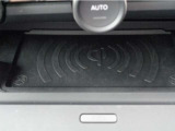 置くだけで充電ができるスマートフォンワイヤレスチャージ機能