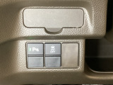 VSA装備車です。VSAはドライバーの操作と車の動きを見守っています。もし車の挙動が乱れたとき、4輪別々にブレーキをかけたり、エンジンパワーをしぼることによって車を安定させます。