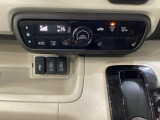 オートエアコンがついてますので、簡単操作で快適に過ごせます。リア熱線のスイッチの中にサイドミラーヒーターも入っています。パネル内のシートヒータースイッチは前席の左右別々に2段階で温度設定ができます。