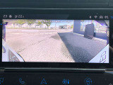 リバースポジションにシフトすると自動的にカメラが作動、ナビゲーション画面に後方の視界が映し出される、安心のバックカメラを装備。