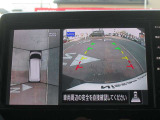 アラウンドビューモニター(車両を上から見たように表示)装着で車庫入れをサポート