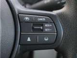 【アダプティブクルーズコントロール】ステアリングのスイッチを操作するとミリ波レーダーで先行車との距離を測定。設定を適切に保ちながら加速・減速、さらに停止まで自動に追従します。