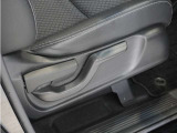 【ハイトアジャスター】レバーの上下操作だけで、座面を運転しやすい高さへ簡単に調節できます。