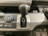 CVT車のセレクトレバーです。低速から高速まで、変速ショックのないスムーズな走りを実現するとともに、エンジン効率のよい領域を維持することで燃費にも貢献します。