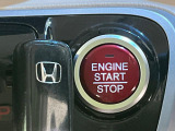【Hondaスマートキー】カバンやポケットに入れたままでもドアの施錠・解錠が可能なスマートキーを装備。エンジンのオン・オフ時もカギを取り出す必要が無いからとっても便利です♪
