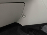 ちょっとした荷物がかけられるフック付き。