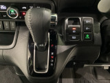 CVT車のセレクトレバーです。低速から高速まで、変速ショックのないスムーズな走りと、エンジン効率のよい領域を維持して燃費にも貢献します。サイドブレーキはスイッチ操作の電子制御パーキングブレーキです。