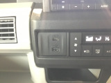 スマートフォンなどの充電に便利なUSBジャック。運転席からも助手席からも使いやすいです。