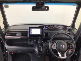 【前方視界】開放的な前方視界!運転がしやすく疲れにくいです♪窓が大きく、見通しがとっても良いおクルマですよ♪