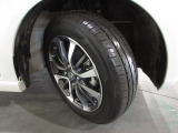 タイヤは ヨコハマ ブルーアース 2024年製がついています。 そして足元を精悍に引き締めるホンダ純正14インチアルミホイール、おしゃれは足元から、カッコイイですね!