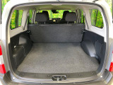 普段のお買い物や通勤、送迎等に十分な荷室スペースを確保しております。セカンドシートを倒すと、大きな荷物の積載も可能です♪
