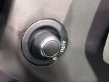 電動調整ステアリングコラム『このレバーを使うことでハンドルの位置を前後上下に調整できます。更にシートメモリーと同時にハンドルの位置も記憶するので、大変便利な機能です。』