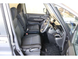 操作性に優れた運転席となります!小物入れや各ボタンの配置にこだわり、使いやすいです!座り心地もよく視認性も良好なのでロングドライブもお任せ下さい!