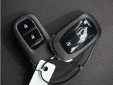 ◆スマートキー◆カギをバッグやポケットに入れたままでもドアロックの開閉ができる『スマートキー』付き!雨天や暗くなってもカギを取り出す必要がなくドアの開錠&エンジンも始動できます