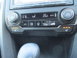 オートエアコンは、運転席と助手席で独立した温度設定が可能になります。