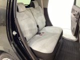 リアシートは前後にスライドが可能で、背もたれの角度調節もついています。お好みの位置でゆったりお乗りいただけます。座面の下には靴や傘などが置けるように大型のトレーがあります。