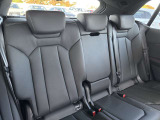●リアシート『フロントシート同様に固めの座り心地でホール性の高い設計。コンパクトボディながらも膝前スペースもしっかり確保されています。2人乗車可能』