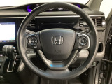 ハンドルにHondaセンシング系のクルーズコントロールやレーンキープアシストなどのスイッチと、オーディオの操作スイッチが装備されています。ハンドルから手を離さず安全に操作できます。