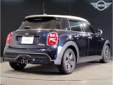 後ろからみても直ぐにMINIだとわかる丸みを帯びたデザインでございます。