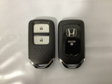スマートキーを装備しています。鍵を差し込むことなくドアロックの開け閉めと、スタートボタン操作でのエンジンスタートができます。スペアキーも同じものを用意しております。
