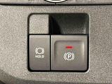 指先だけで簡単に操作が可能な電動パーキングブレーキを採用。「HOLD」スイッチを押すと、渋滞や信号待ちなどでブレーキペダルから足を離しても、ブレーキを保持するので安心です