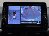 【アラウンドビューモニター】自車周辺をぐるりと俯瞰できるカメラで危険を察知。上空からの映像で自動車や障害物の位置が詳細に確認できるので、狭い駐車場でも安心して駐車できますね。