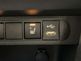 ディスプレイオーディオへのUSB接続ポートは、シートヒーターコントロールスイッチと一緒に並んでいます!