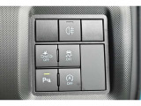 コーナーセンサーを車の前後に装備。障害物までの距離に応じて警告音を変えてお知らせ。縦列駐車時や駐車場・車庫などでの取り回しをサポートします。詳細は販売店スタッフまでおたずねください。