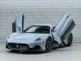 MC20ではバタフラドアを採用。モノコックボディは車重の軽量化に最適な構造でダイナミックな走行を演出します。
