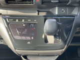 オートエアコンで温度調整も楽チン!四季を問わず快適に運転することが出来ます。